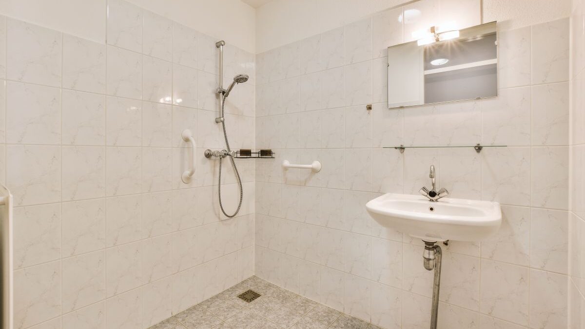 Barrierefreie Dusche von der Pflegekasse bezuschussen lassen