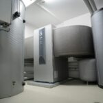 Heizungsanlage mit Pelletkessel, Warmwasserspeicher und Pufferspeicher in modernem Technikraum