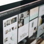 Monitor zeigt geöffnetes Bildbearbeitungsprogramm mit Handwerk- und Sanierungsprojekten für Website-Gestaltung