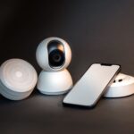 Smarthome-Geräte für die Nachrüstung: Überwachungskamera, Lautsprecher, Rauchmelder und Smartphone-Steuerung