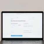 Laptop zeigt Online-Checkout-Formular mit Abholmöglichkeiten und Eingabefeldern für persönliche Daten zur Bestellung